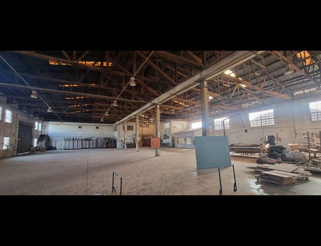 2,800M² WAREHOUSE FOR SALE IN VILLAGE DEEP